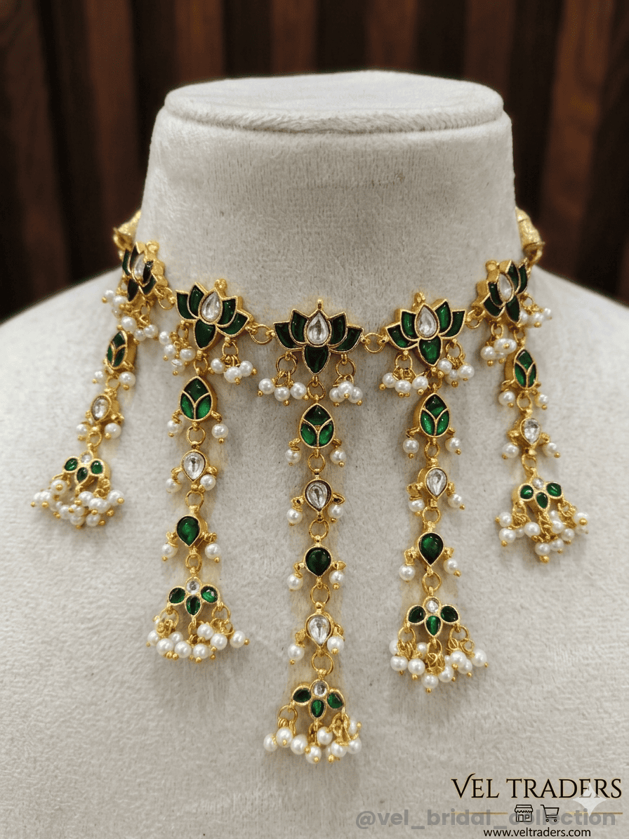 Choker necklace with green stones and pearl hangings